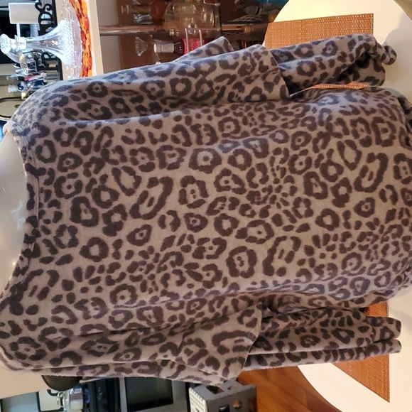 Gray leopard top - Picture 3 of 5